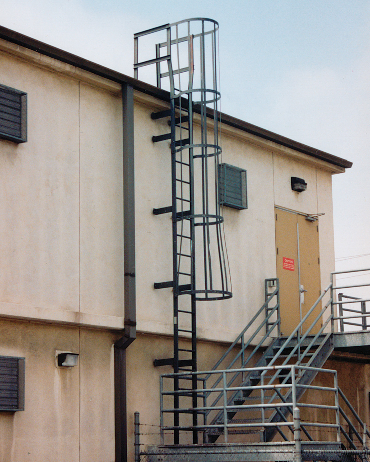 Вертикальная лестница от стены. Пожарная лестница 38 ПЧ. П1 - вертикальные лестницы. Лестница пожарная металлическая вертикальная. Лестница вертикальная металлическая.
